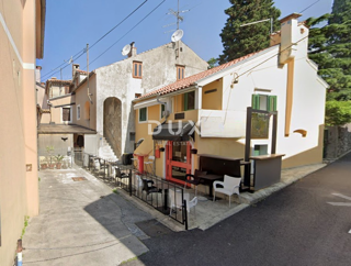 RIJEKA, TRSAT - Posizione eccellente - casa per vivere, lavorare o investire, 80m2