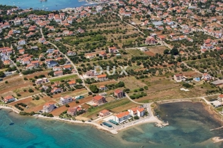 ZADAR, SUKOŠAN - Terreno in posizione privilegiata a 56 m dalla spiaggia!