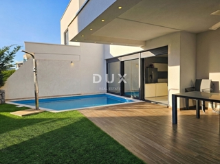 ISOLA DI KRK - Nuova opportunità nella città di Krk! - Appartamento duplex, arredamento di alta qualità, piscina riscaldata, giardino privato, due posti auto!