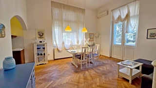 ABBAZIA, CENTRO - Elegante appartamento nel cuore di Abbazia, a 150 m dal mare, 3 camere da letto, 109 m2