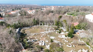 ISOLA DI KRK, MALINSKA - Terreno per una villa con piscina, 836 m2, posizione tranquilla circondata da boschi
