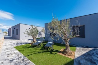 ZADAR, VIR - Un complesso di ville moderne e palestra