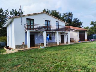 ISTRIA, PARENZO - Casa bifamiliare con 2 appartamenti e ampio giardino