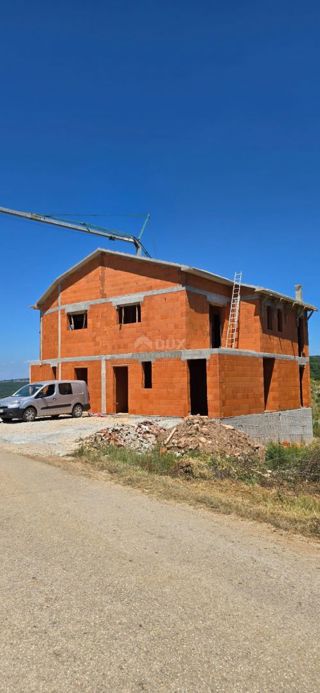 ISTRIA, BUJE - Casa bifamiliare con piscina, nuova costruzione, vista sulla natura
