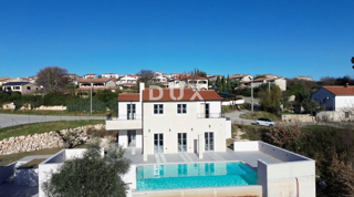 ISTRIA, PARENZO - Villa di nuova costruzione con piscina a sfioro, parcheggio sotterraneo privato e fantastica vista sul mare