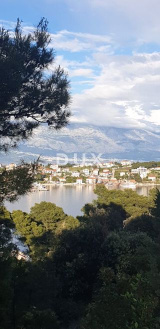 ISOLA DI BRAČ - Terreno edificabile in una splendida posizione a 100 metri dal mare con permesso di costruire!
