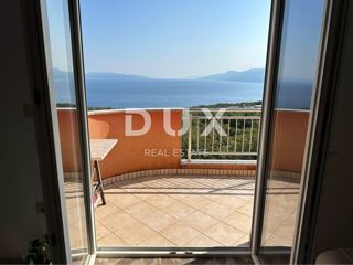 RIJEKA, KASTAV - Appartamento con 2 camere da letto + soggiorno con vista panoramica sul mare + 2 posti auto! OPPORTUNITÀ!
