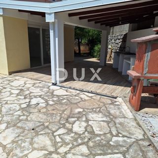 ISOLA DI KRK, CITTÀ DI KRK - Appartamento 69 m2 + giardino 150 m2