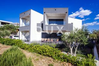 ISOLA DI PAG, KOŠLJUN - Villa al mare con 4 appartamenti