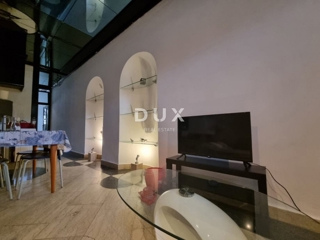 ISTRIA, POLA - Edificio residenziale con tre appartamenti e spazio commerciale nel cuore di Pola! 
