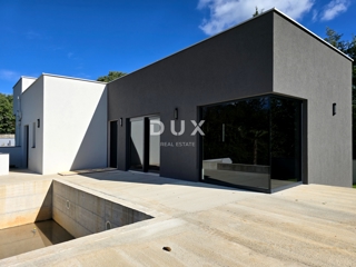 ISTRIA, BARBAN - Casa bifamiliare con piscina ai margini del villaggio