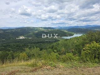 ISTRIA, HUM – Attraente proprietà di 8,4 ettari con due case legalizzate e terreno edificabile!