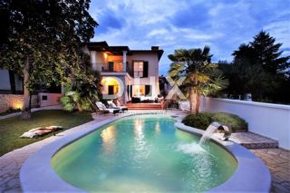 ISTRIA, UMAG - Villa unica con piscina, prima fila sul mare