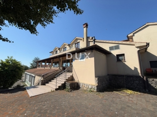 MATULJI, ŠAPJANE - casa indipendente (edificio commerciale 780 m2) + 3.484 m2 di giardino! OCCASIONE!