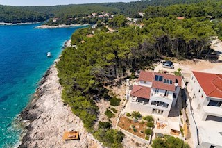 KORČULA - Casa in posizione esclusiva, prima fila sul mare