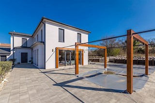 ISOLA DI KRK - Villa moderna moderna con piscina e ampio giardino nel centro dell'isola