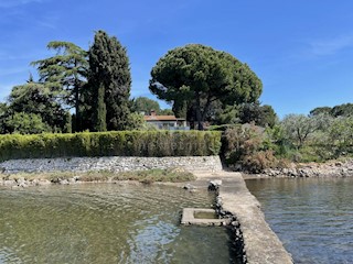 ISTRIA, POMER - Un angolo di paradiso con una casa e una piscina! Proprio accanto alla spiaggia!