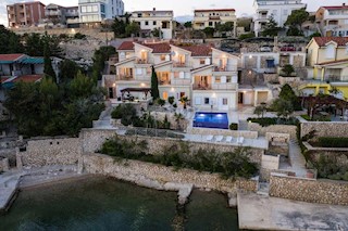 ISOLA DI PAG, VIDALIĆI - Spaziosa villa con appartamenti, 1a fila al mare