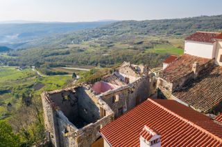 ISTRIA, PIĆAN - 3 case di fila da ristrutturare con giardino, vista panoramica, opportunità!