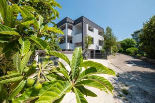 CRIKVENICA, SELCE - Appartamento bilocale al piano terra con garage e giardino!