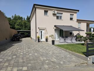 ISTRIA, PARENZO - Casa bifamiliare con tre unità abitative