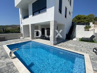 ŠIBENIK, VODICE – OCCASIONE! Casa bifamiliare di nuova costruzione con piscina!