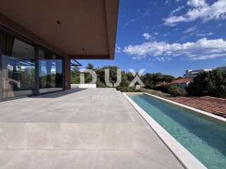 ZADAR, KOŽINO - Lussuoso appartamento a 100 metri dalla spiaggia, con piscina riscaldata e vista mare! 4 camere da letto! S1