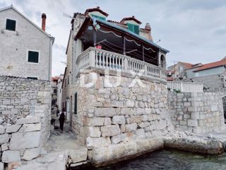 VODICE, PRVIĆ ŠEPURINE - casa in pietra prima fila al mare con vista panoramica sulle isole vicine