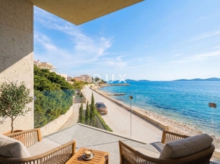 PAG, MANDRE - nuovo edificio con vista mare, a 10 m dalla costa, terrazza, parcheggio