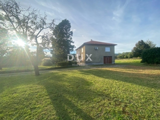 RIJEKA, DRAŽICE, CENTRO - casa indipendente con due appartamenti separati in ottima posizione + 2.200 m2 di TERRENO EDIFICABILE! OCCASIONE!