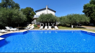 ISTRIA, PARENZO - Casa su un'ampia proprietà con piscina e completa privacy!