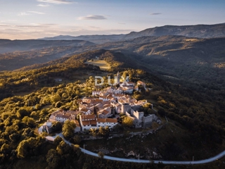 ISTRIA, LUPOGLAV - terreno agricolo di 100.000 m2 per lo sviluppo di vari progetti, ottima opportunità di investimento