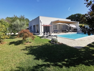 ISTRIA, ROVIGNO - Moderna casa a un piano con piscina