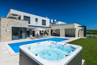 ISTRIA, VERTENIGLA - Elegante villa, la combinazione perfetta tra lusso e pace