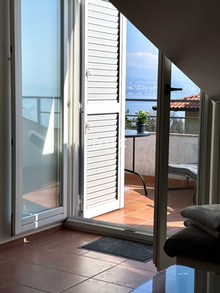 IKA, OPRIĆ – moderno appartamento con due camere da letto, terrazza e vista mare