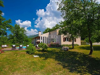 ISTRIA, BUZET - Villa dal design moderno con piscina su ampio giardino