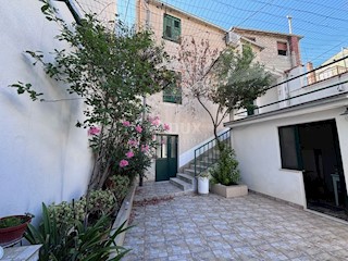 ŠIBENIK, CENTRO - Casa e taverna con un grande potenziale nel centro della città