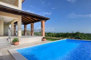 ISTRIA, POREČ - Una bella casa con un'attività ben avviata