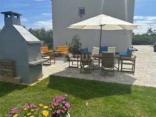 ZADAR, VIR - Casa spaziosa con 5 appartamenti
