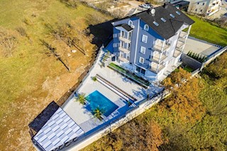 VIŠKOVO, MARČELJI - esclusivo appartamento su due piani 144m2 con uso della piscina - vista mare