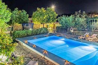 ISTRIA, PULA Villa con piscina e 2 appartamenti su un ampio terreno di 1700 m2