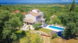 ISTRIA, VIŠNJAN - Tenuta di due case in pietra circondate dalla natura e con vista sul mare