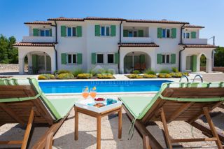 ISOLA DI KRK - Tre case con una piscina all'interno dell'isola