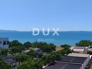 ZADAR, PRIVLAKA - Incredibile attico su due piani con una spaziosa terrazza sul tetto a 120 metri dal mare con un'incantevole vista sul mare! S8