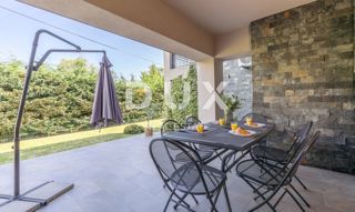 OPATIJA, POBRI - Appartamento recentemente ristrutturato 2 camere da letto + soggiorno con ampia terrazza e giardino