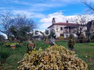ISTRIA, OPRTALJ - Casa in pietra con ampio giardino