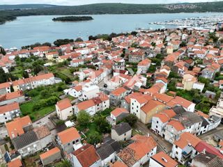 ISOLA DI KRK, PUNAT - terreno con permesso di costruzione pronto per la costruzione