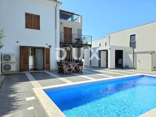 ISTRIA, VOLME - Casa bifamiliare con 4 camere da letto, piscina e giardino completamente recintato, a 300 metri dalle spiagge