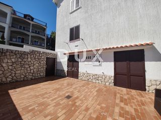 ISOLA DI KRK, NJIVICE - Appartamento monolocale al piano terra con giardino