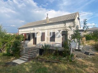 RIJEKA, ČAVLE - casa indipendente + 4.000 m2 di TERRENO EDIFICABILE! OCCASIONE!